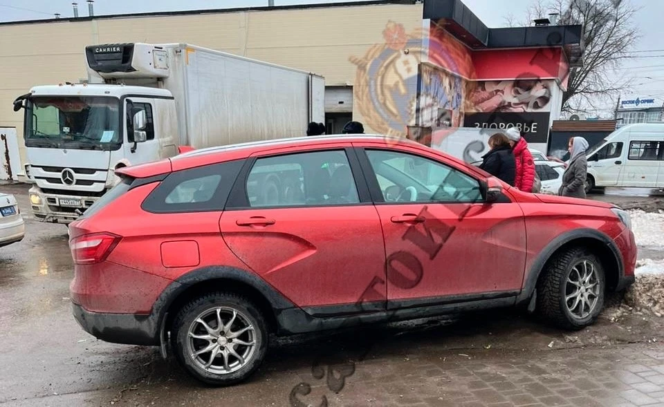 В Туле на Одоевском шоссе автоледи на машине Lada сбила 31-летнюю женщину