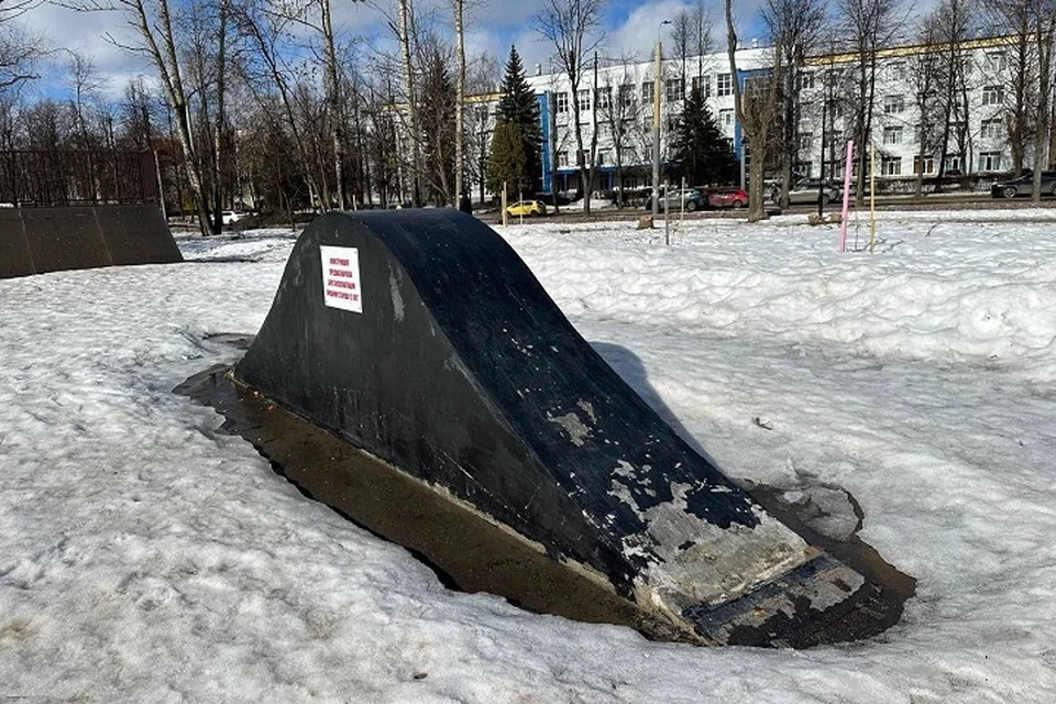 Скейт-площадка в парке Ярославля оказалась не такой прочной, как хотелось бы.