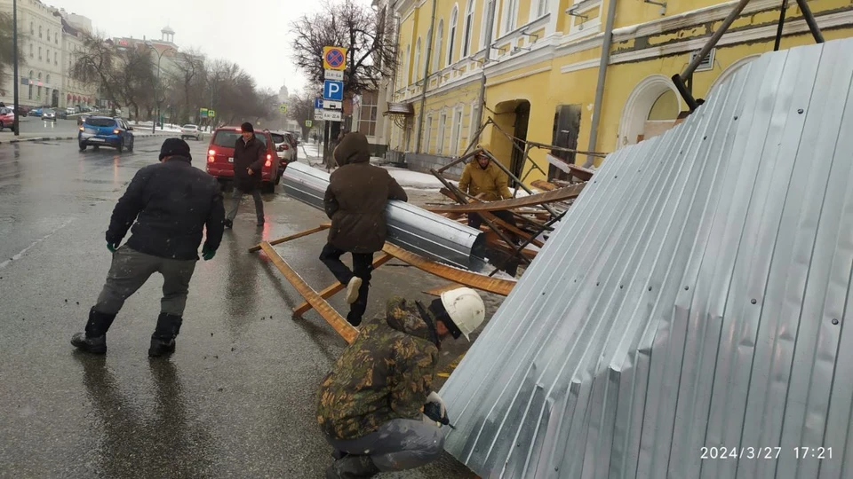 В Ульяновске на Гончарова подрядчик начал убирать упавшие строительные леса | ФОТО: администрация Ульяновска