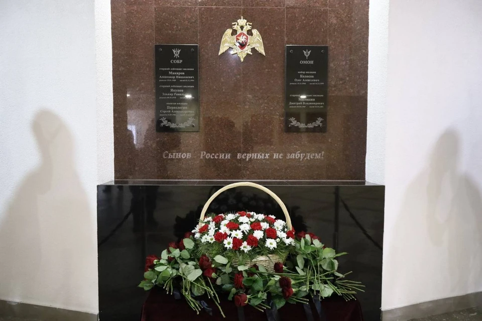 В Ульяновской области возложили цветы к мемориалу, установленному в честь павших при исполнении служебного долга силовиков. ФОТО: тг-канал Пул№73