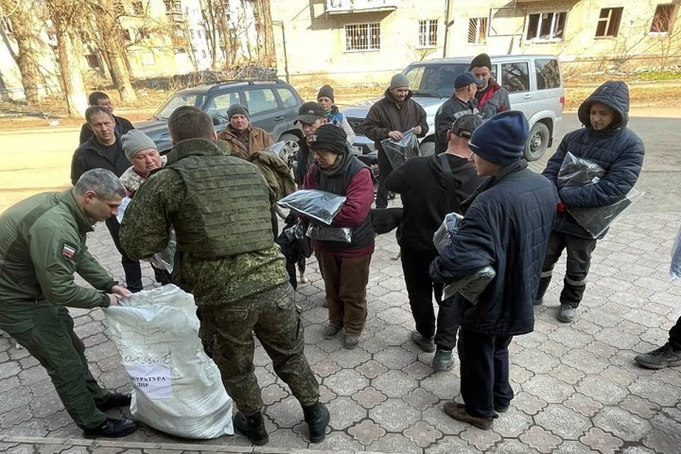 Работники ведомства передали 50 комплектов теплой рабочей одежды жителям Авдеевки. Фото: Предоставлено Прокуратурой ДНР