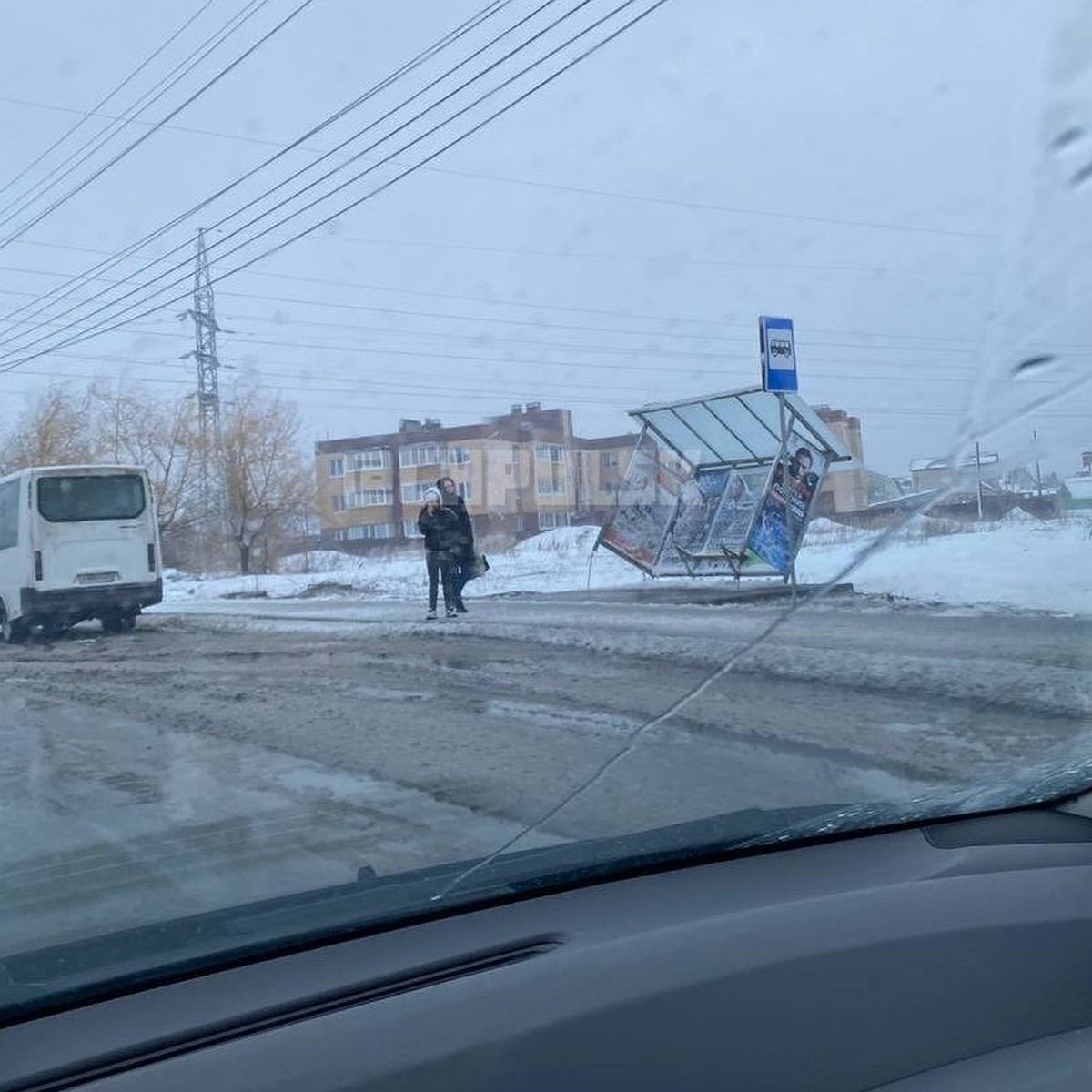 В Ульяновске на улице Репина от ветра повалило остановку - KP.RU