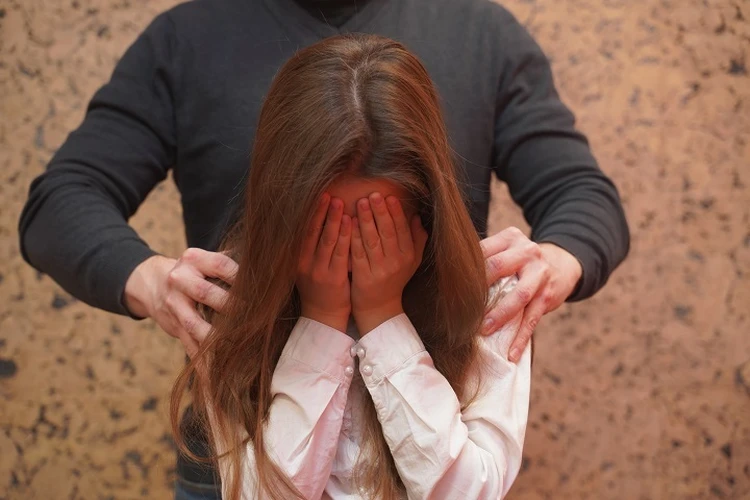 Вывез дочку в США и измывался над ней: семилетняя девочка из Хабаровского края почти год терпела побои и оскорбления от родного отца