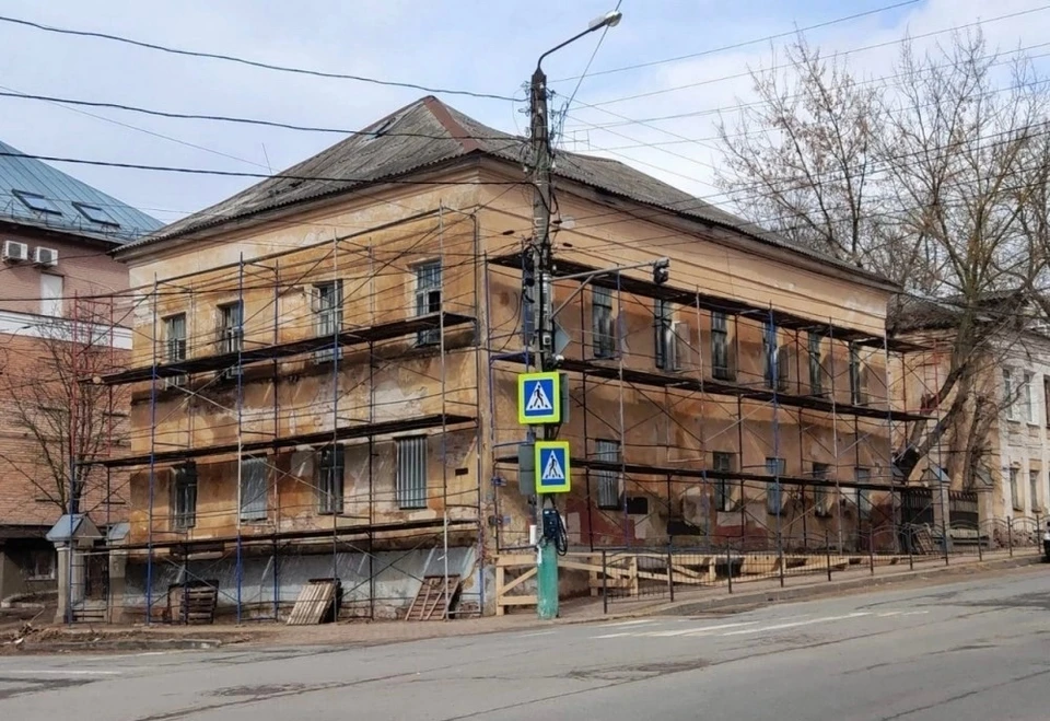 Дом №37/39 на перекрестке улиц Баумана и Комарова начали ремонтировать