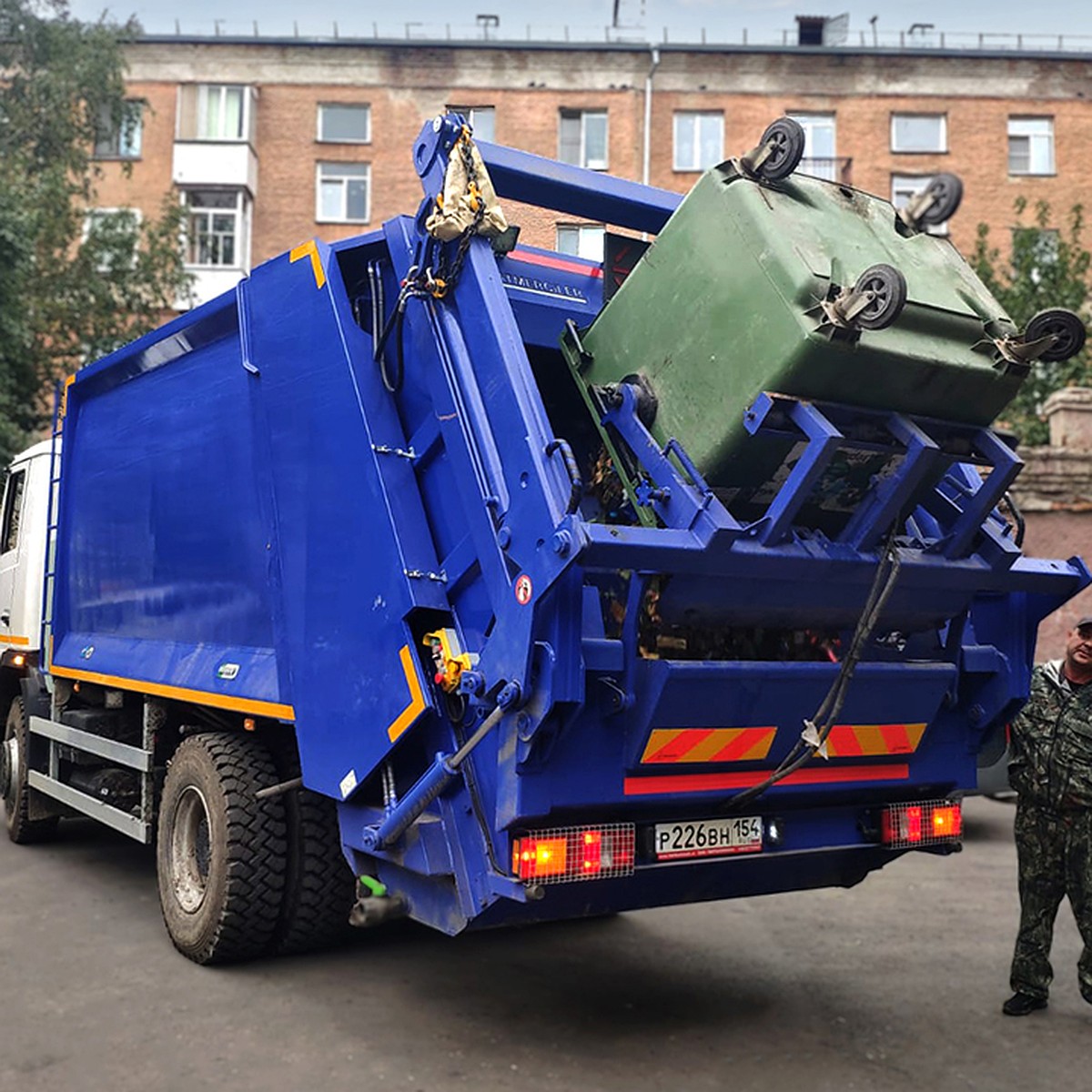 В «Спецавтохозяйстве» готовы снять жилье для водителя мусоровоза и всей его  семьи, если он решит переехать в Новосибирск - KP.RU