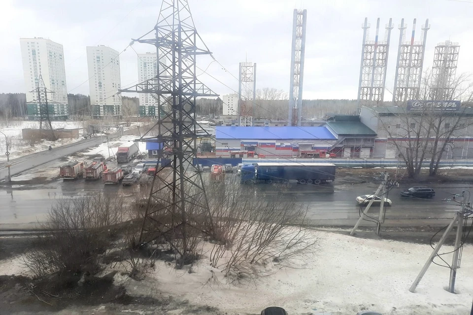 Шесть пожарных машин съехались к новосибирской ТЭЦ на Первомайке. Фото: предоставлено Валентиной Буториной.