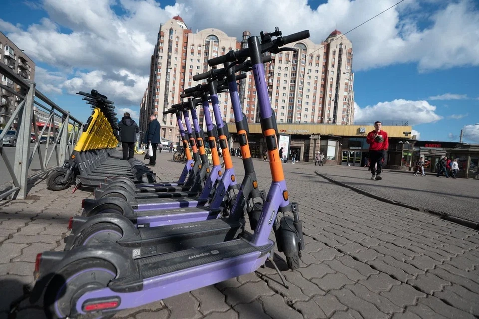 Власти Петербурга договариваются с кикшеринговыми компаниями о появлении в городе парковок для самокатов.