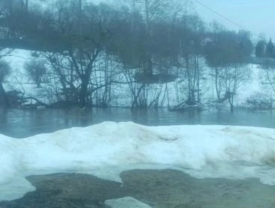 Река Исьма затопила 100 метров дороги в Боровском районе
