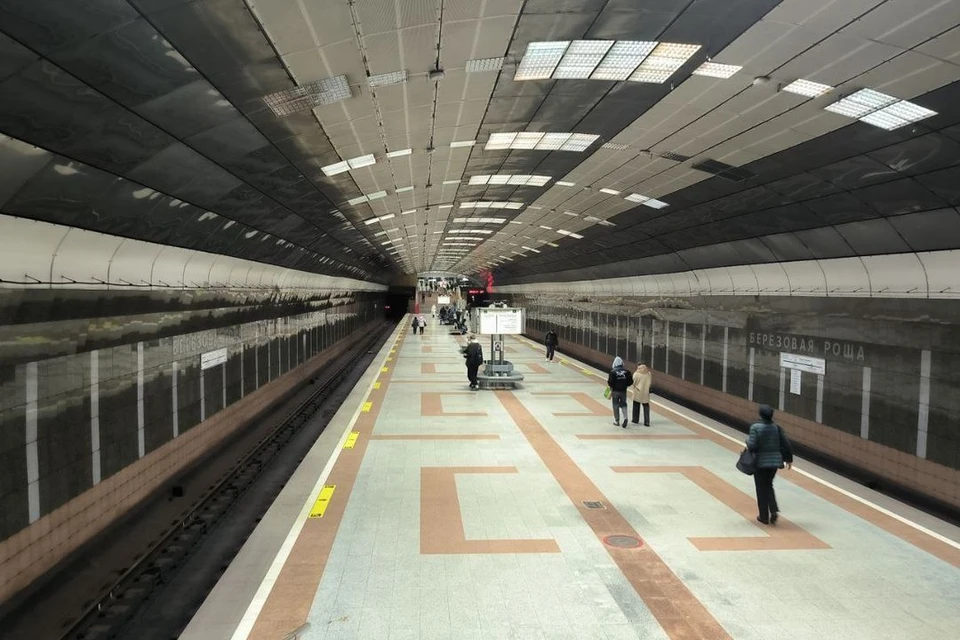 В Новосибирске люди долго ждали поезда метро