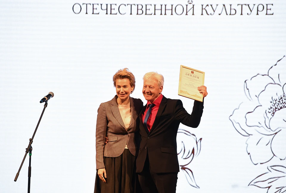 Из рук министра культуры региона Ксении Глинки награду получил актер ТЮЗа Виктор Дегтярёв.