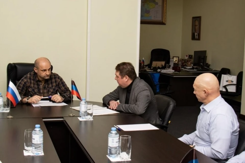 Артем Жога провел встречу с делегацией из Орловской области. Фото: ТГ/Жога