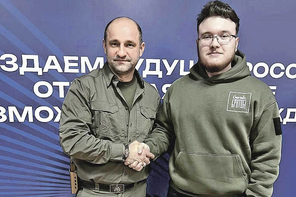 Артем Лаушкин (на фото - справа) на встрече с Героем ДНР Артемом Жогой.
