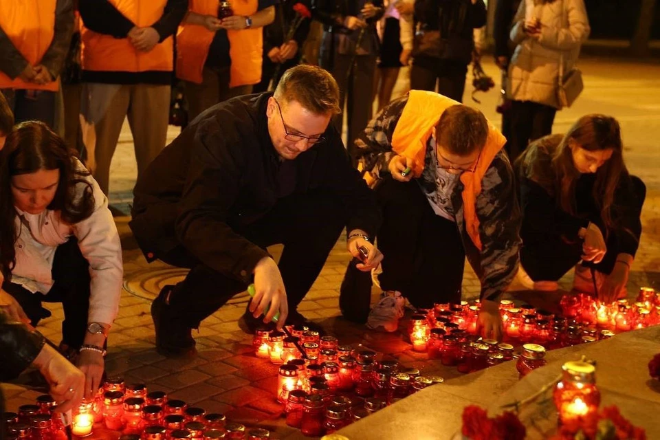 Слово «Скорбим» из свечей-лампад выложили у стихийного мемориала Фото: пресс-служба администрации Краснодара