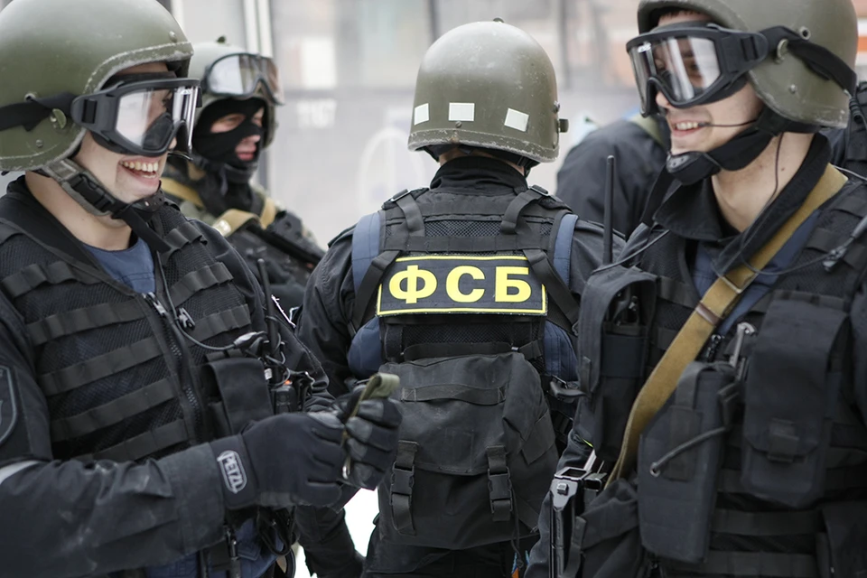 В Дагестане в нескольких квартирах в Махачкале и Каспийске спецназ ФСБ заблокировал террористов.