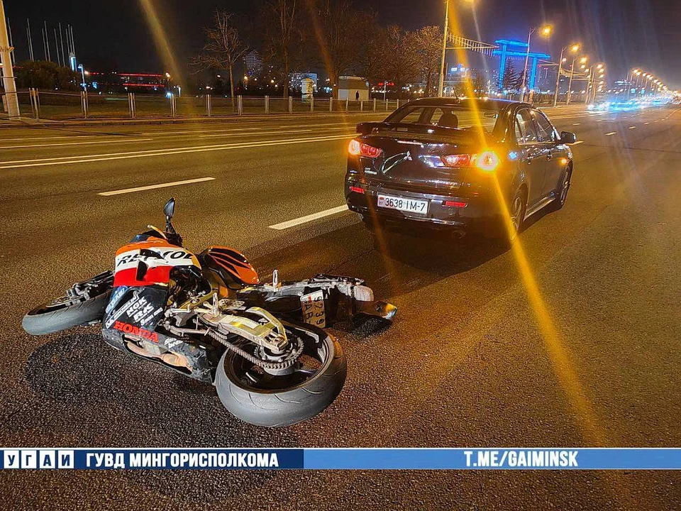 В Минске мотоцикл врезался в легковушку. Фото: телеграм-канал УГАИ ГУВД Мингорисполкома