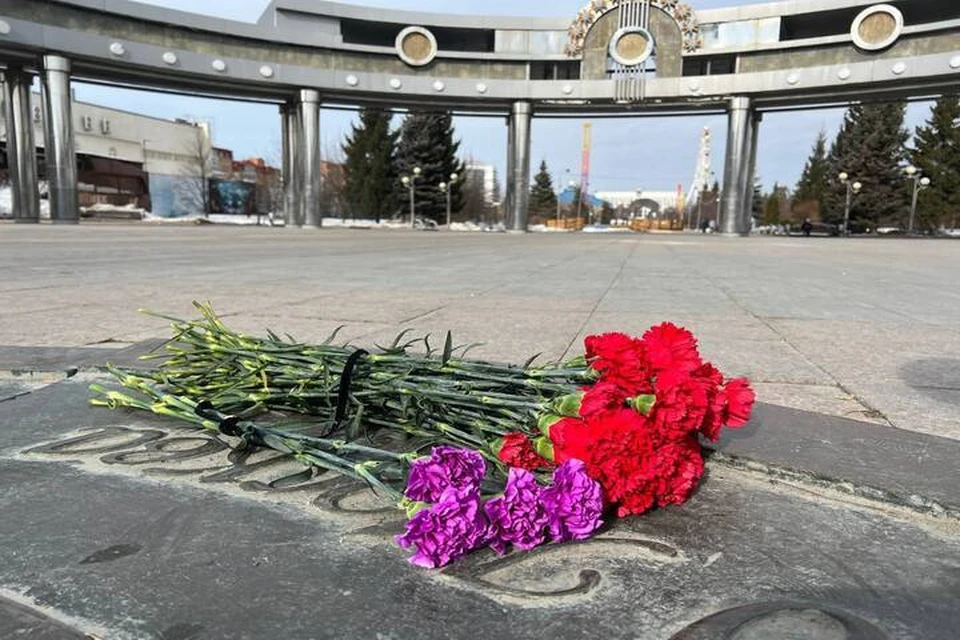 А в Тюмени на следующий день после трагедии был организован мемориал, куда неравнодушные приносили цветы, игрушки, свечи. Фото: администрация Тюмени