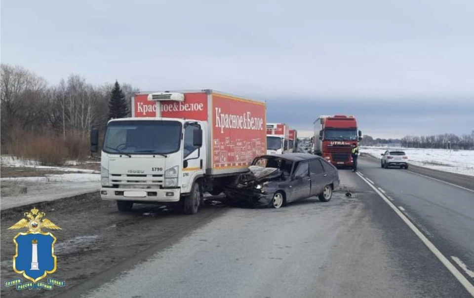 В аварии под Ульяновском, где грузовик подмял под себя «ИЖ», пострадал мужчина. Фото ГИБДД Ульяновской области