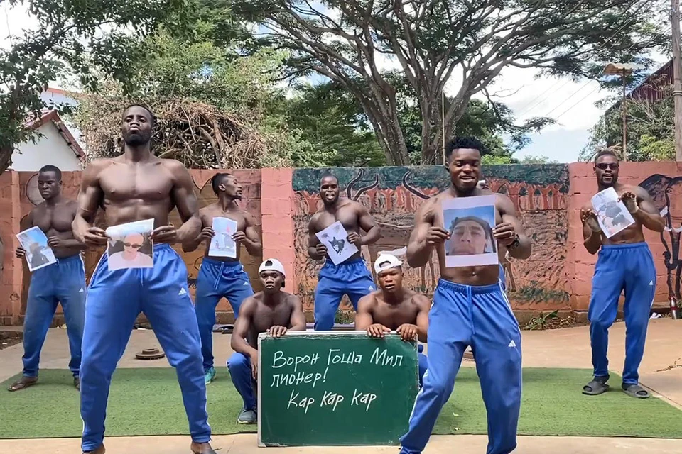 К торжественному дню ворону Гоше пришло поздравление прямо из жаркой Африки. Фото: скриншот видео из группы ВК Жизнь вОрона Гоши.