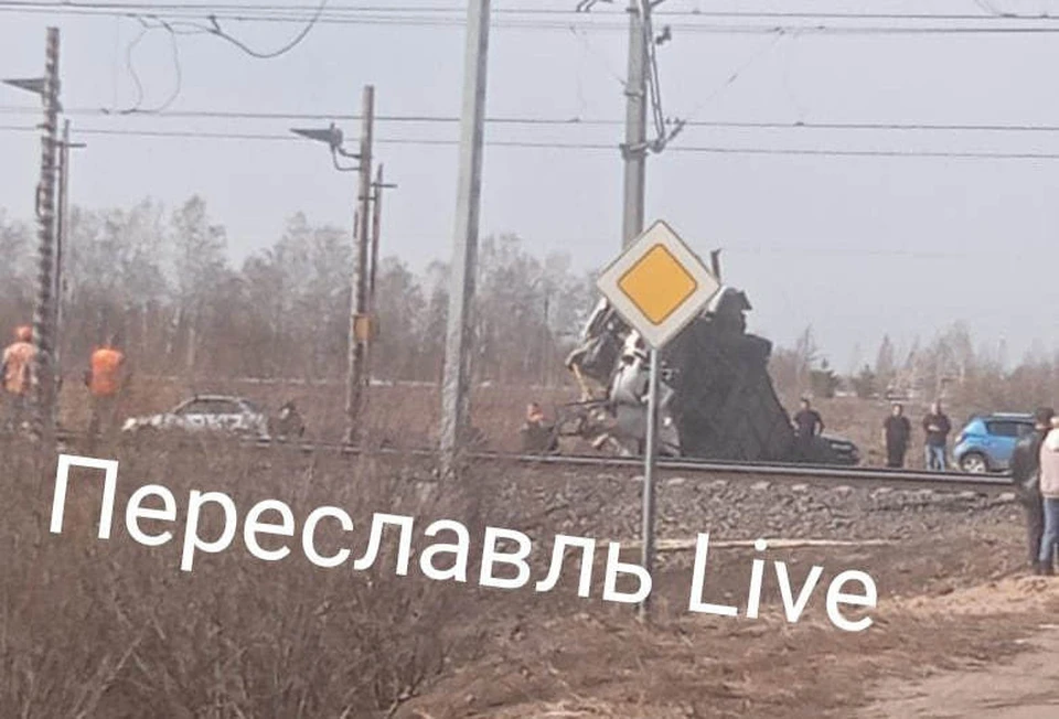 В Ярославской области произошло страшное ДТП с участием поезда. Фото: ТГ-канал Переславль Live