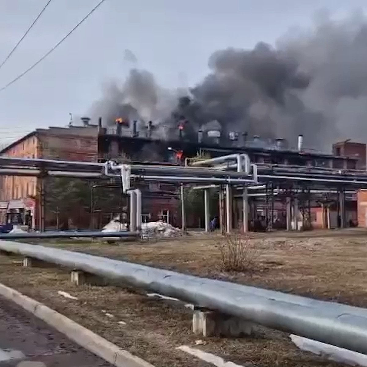 Сильный пожар разгорелся на заводе «Электроизолит» в Подмосковье - KP.RU