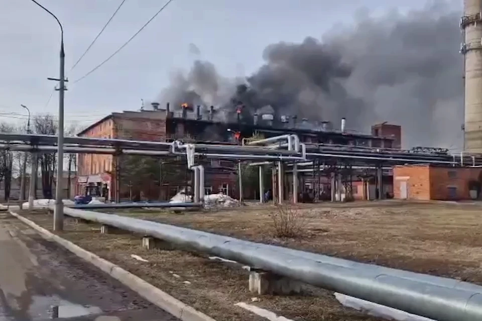 Сильный пожар разгорелся на заводе «Электроизолит» в Подмосковье Фото: стоп-кадр из видео