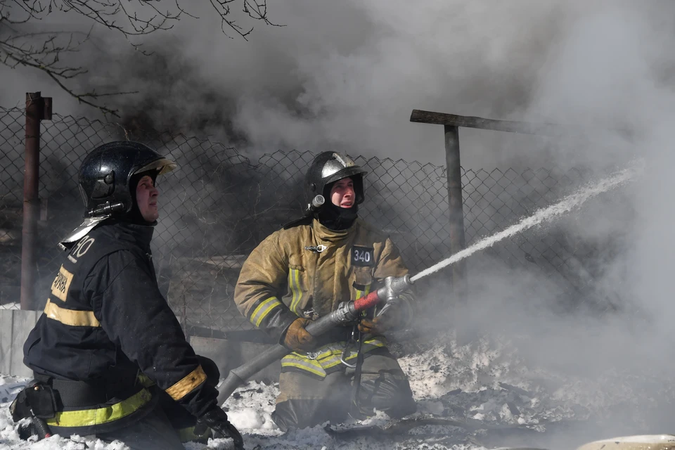 Спасатели тушат крупный пожар в Краснодаре.