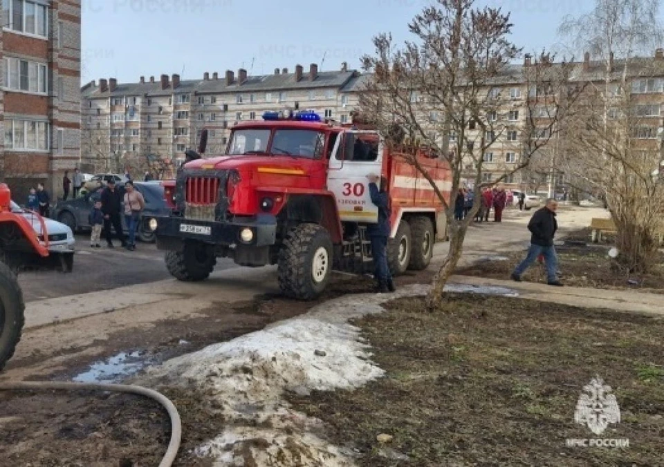 При пожаре из многоквартирного дома в Узловском районе Тульской области эвакуировали 10 человек