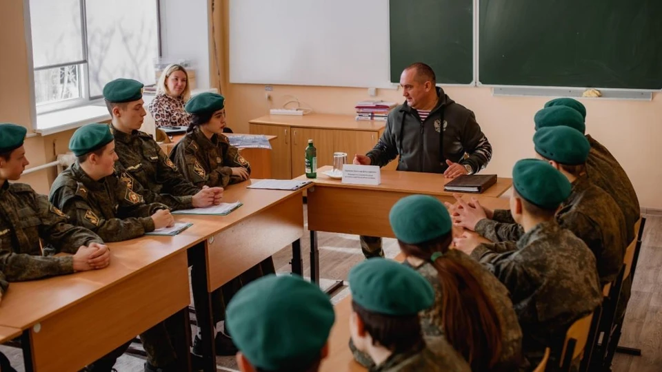 Депутат Калинин встретился с воспитанниками кадетских классов в Марксе