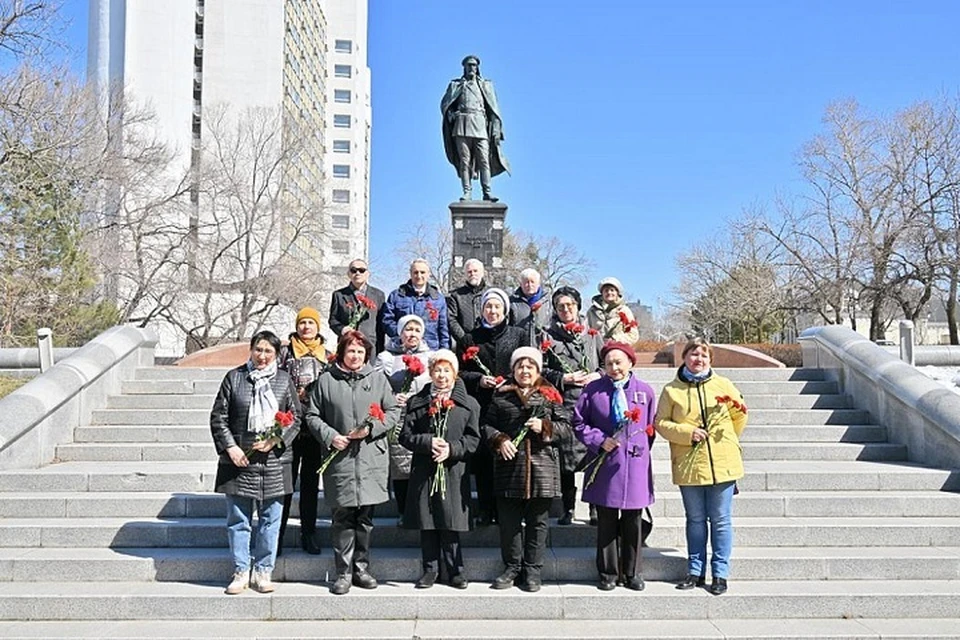 К памятнику Якову Дьяченко возложили цветы Фото: администрация Хабаровска