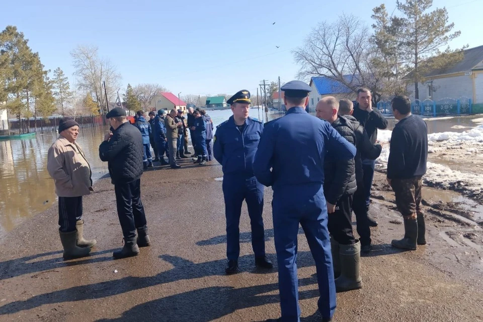 На месте работают прокурор Оренбурга Павел Кучерявенко совместно с прокурором Дзержинского района города Анатолием Жерновковым. Фото: прокуратура Оренбургской области