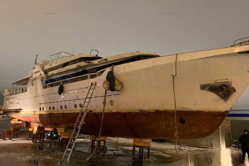 Яхта «Лаймарита» загорелась под мостом Александра Невского в Петербурге. Фото: СЗТУ