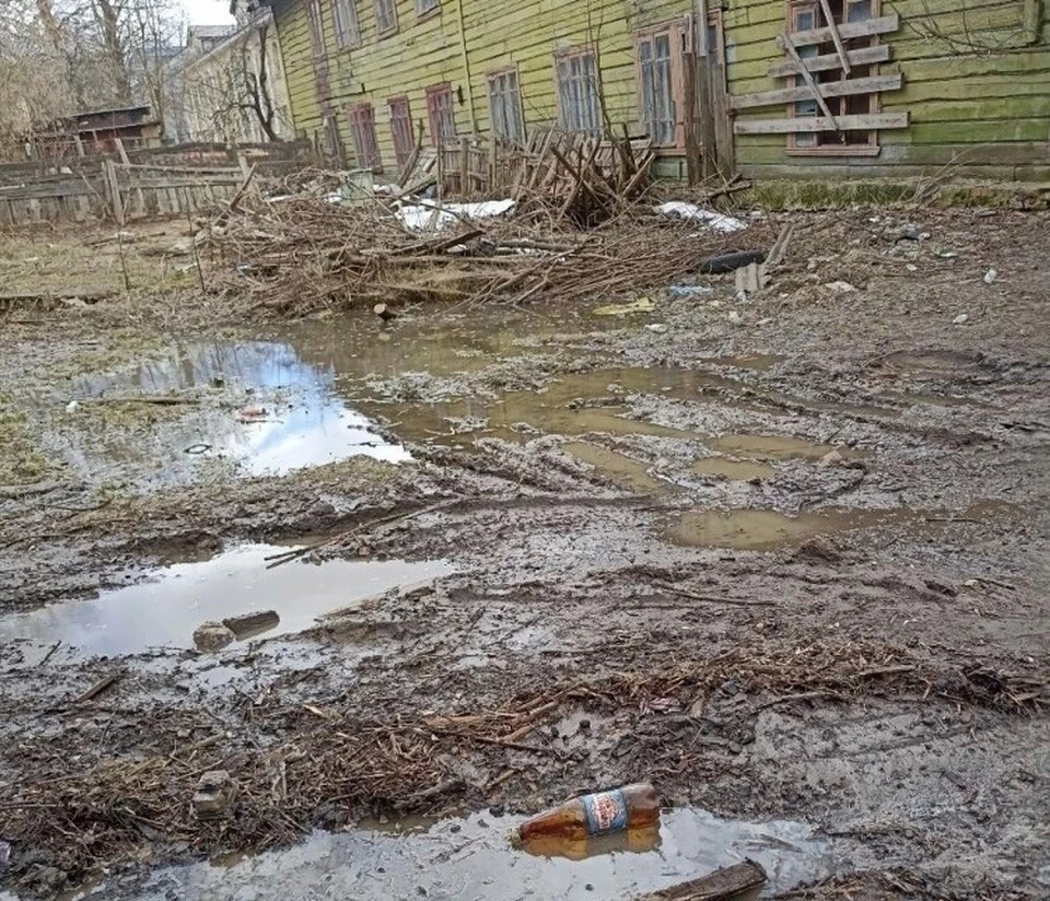 На перекрестке улиц Труда и Рылеева образовалась непроходимая грязь