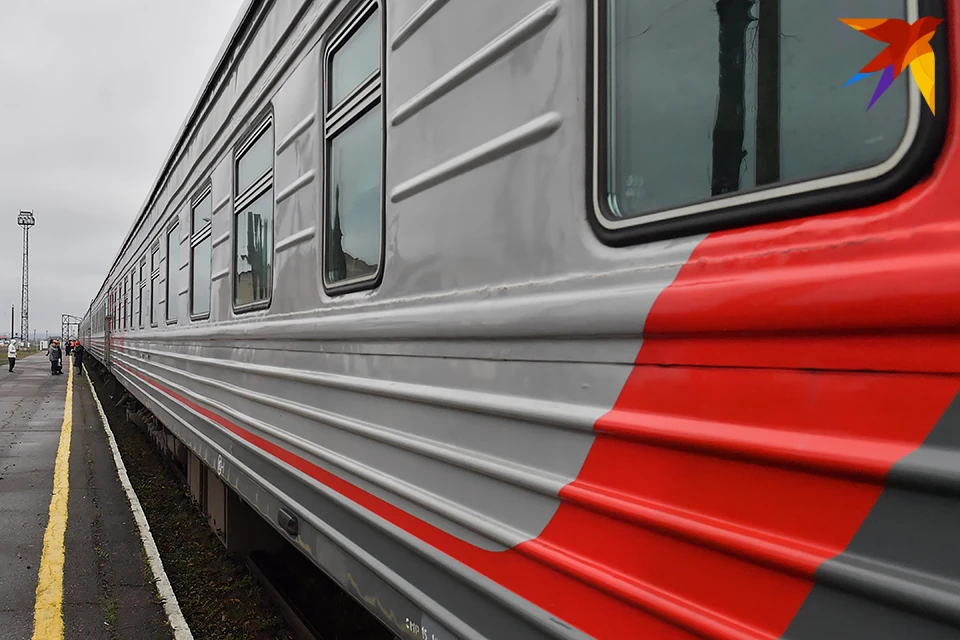 Как сообщают в соцсетях пассажиры, поезд простоял на вокзале столицы Карелии более двух часов.