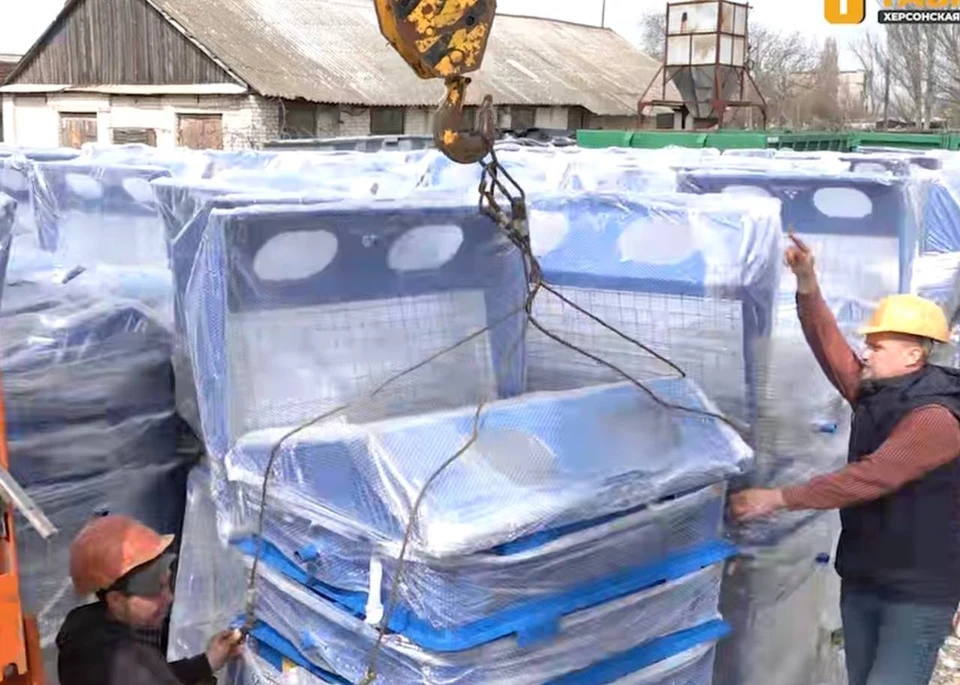 В Херсонскую область привезли партию контейнеров для сбора пластика. ФОТО: ТРК "Таврия"
