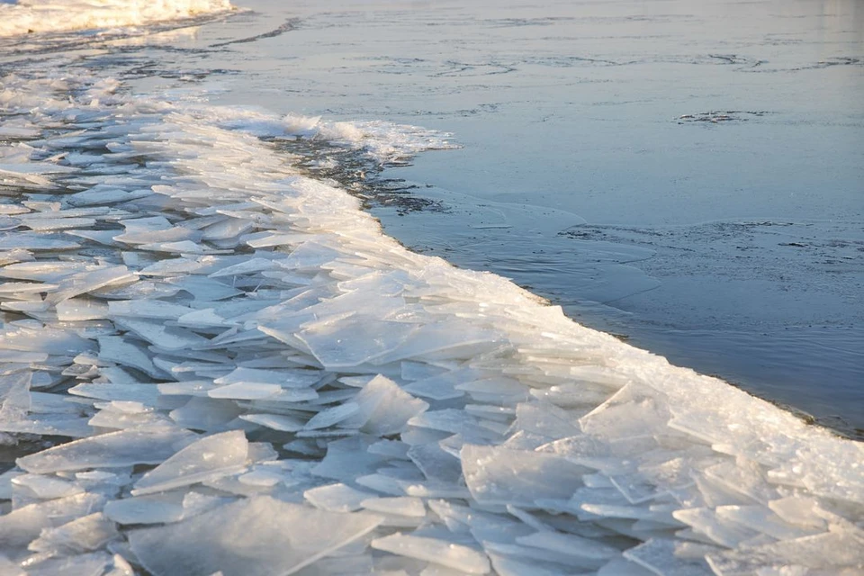 В Новосибирске школьник станцевал на льдине, плывущей по Оби.