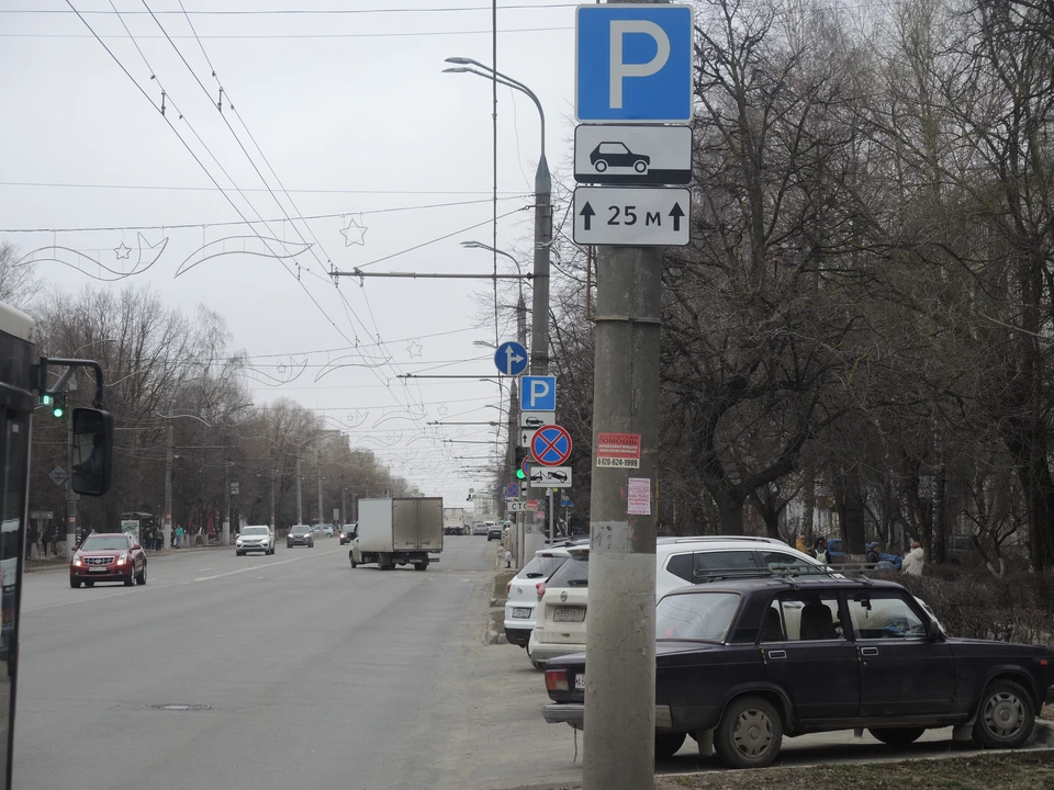 Четная сторона проспекта Ленина, везде есть знак "Парковка".