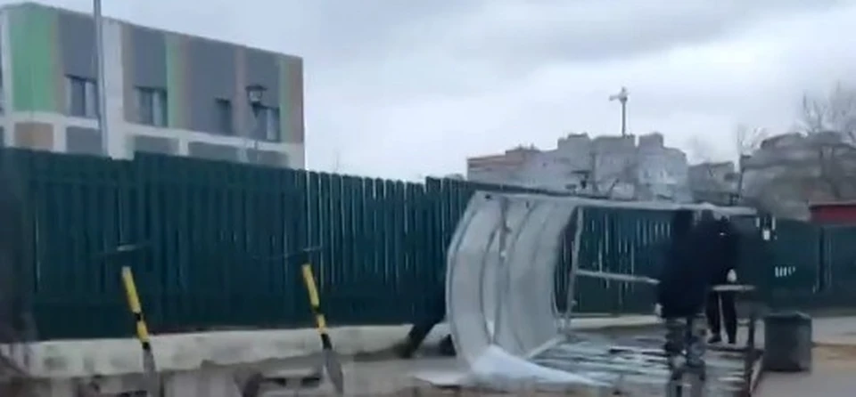 В Калуге нет денег для замены упавшей от ветра остановки на улице Маяковского