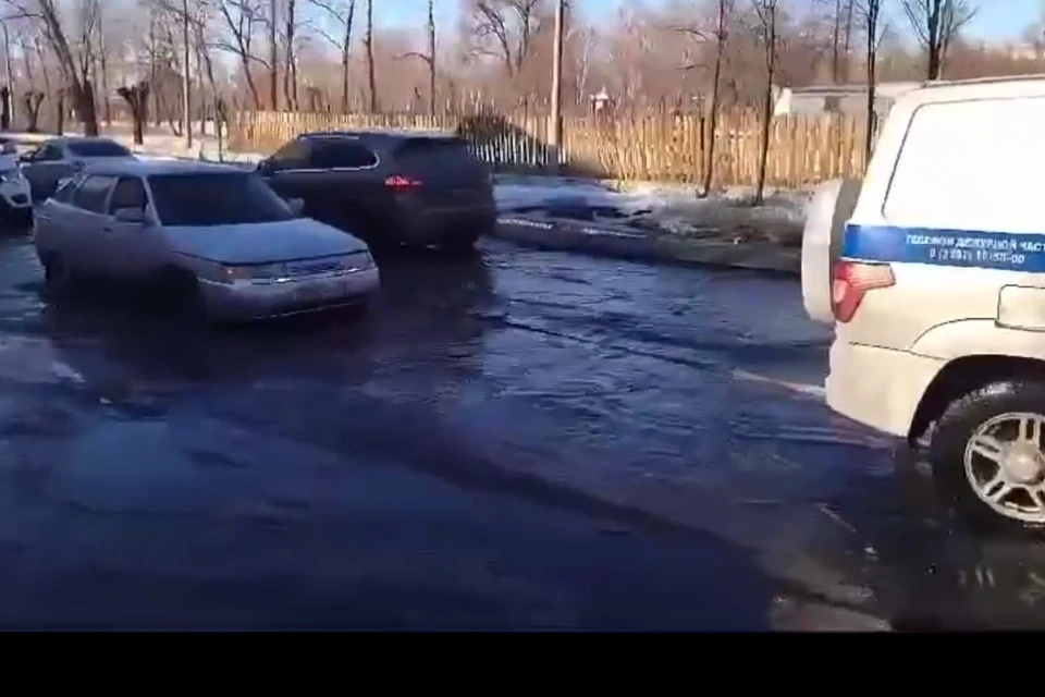 Полицейские заметили машину в огромной луже на улице Спортивная.
