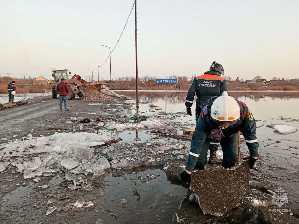 Все службы региона помогают жителям с меньшими потерями пережить половодье. Фото: пресс-служба МЧС Челябинской области.