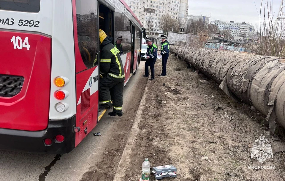 Тульские пожарные спасли мужчину, который попал под колеса пассажирского автобуса