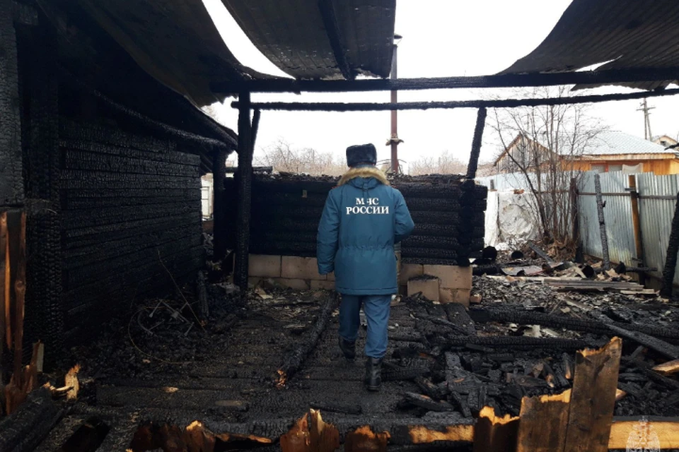 Огонь уничтожил дровяник и повредил крышу дома. Фото: ГУ МЧС по Кировской области
