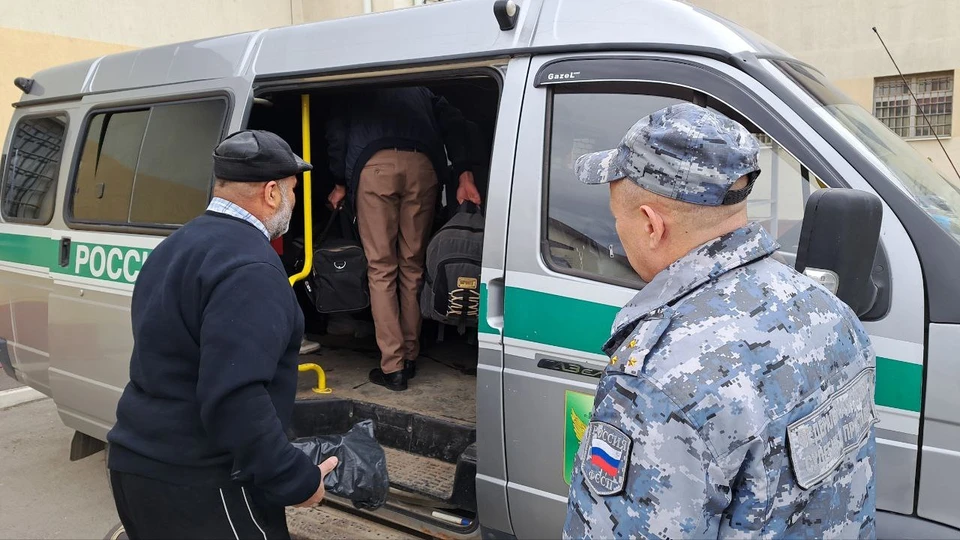 Иностранцев из зала суда увезли в центр временного содержания. Фото: ГУ ФССП по Волгоградской области.