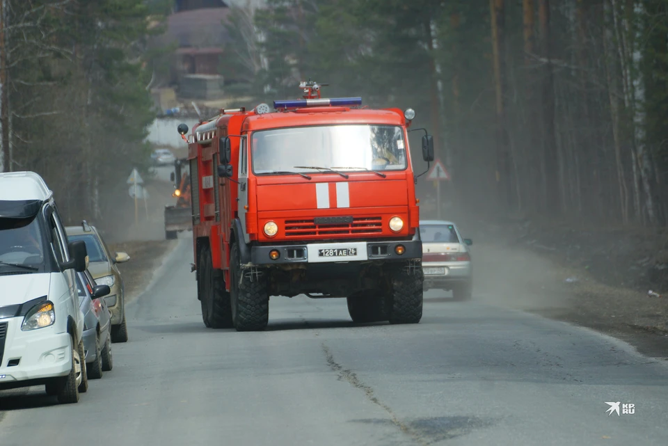 К месту происшествия прибыли четыре пожарные машины