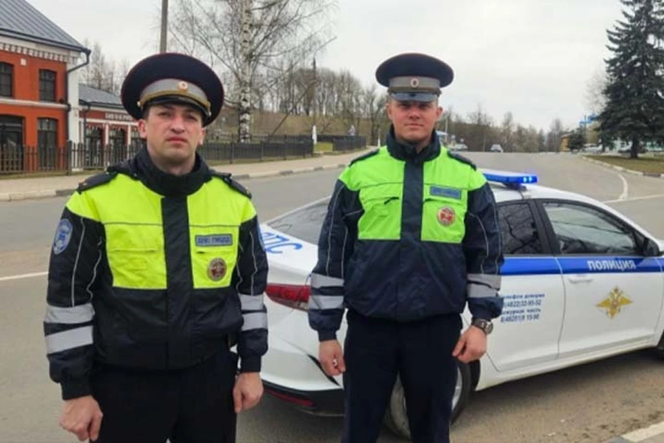 Инспекторы ДПС потушили пожар в жилом доме в Тверской области Фото: УМВД России по Тверской области