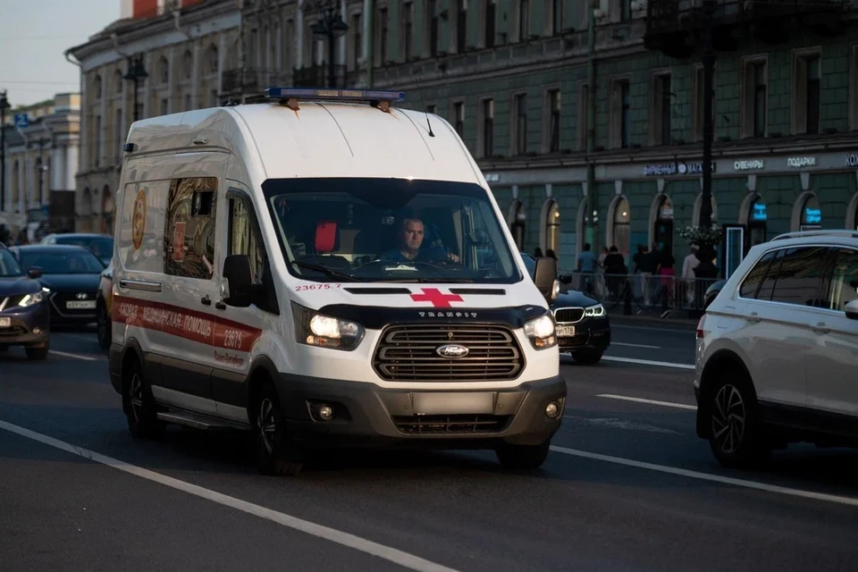 Двухлетнего мальчика увезли в больницу в тяжелом состоянии после падения из окна второго этажа в Петербурге.