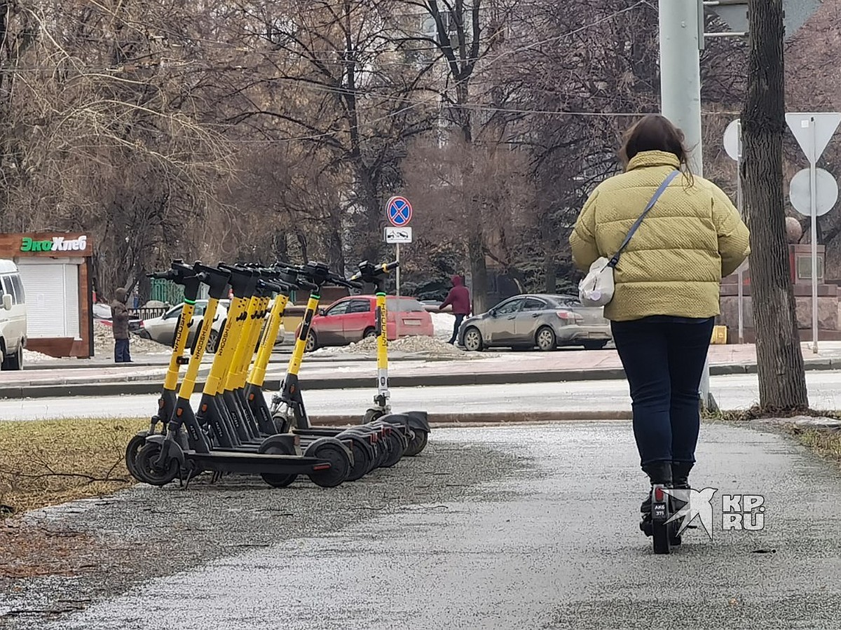 В 300 метрах от школ Екатеринбурга хотят запретить парковки  электросамокатов - KP.RU