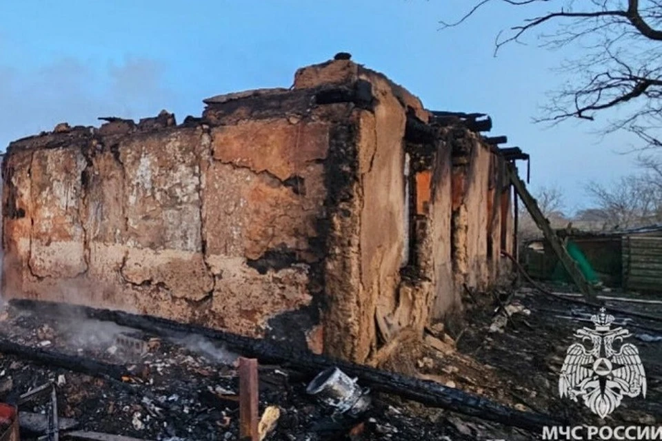 В хуторе Кузнецовка выгорел частный дом. Фото: пресс-служба управления МЧС России по Ростовской области