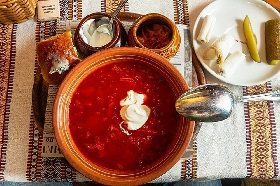 Ну как не любить этот ароматный, нарядный и сытный борщ!