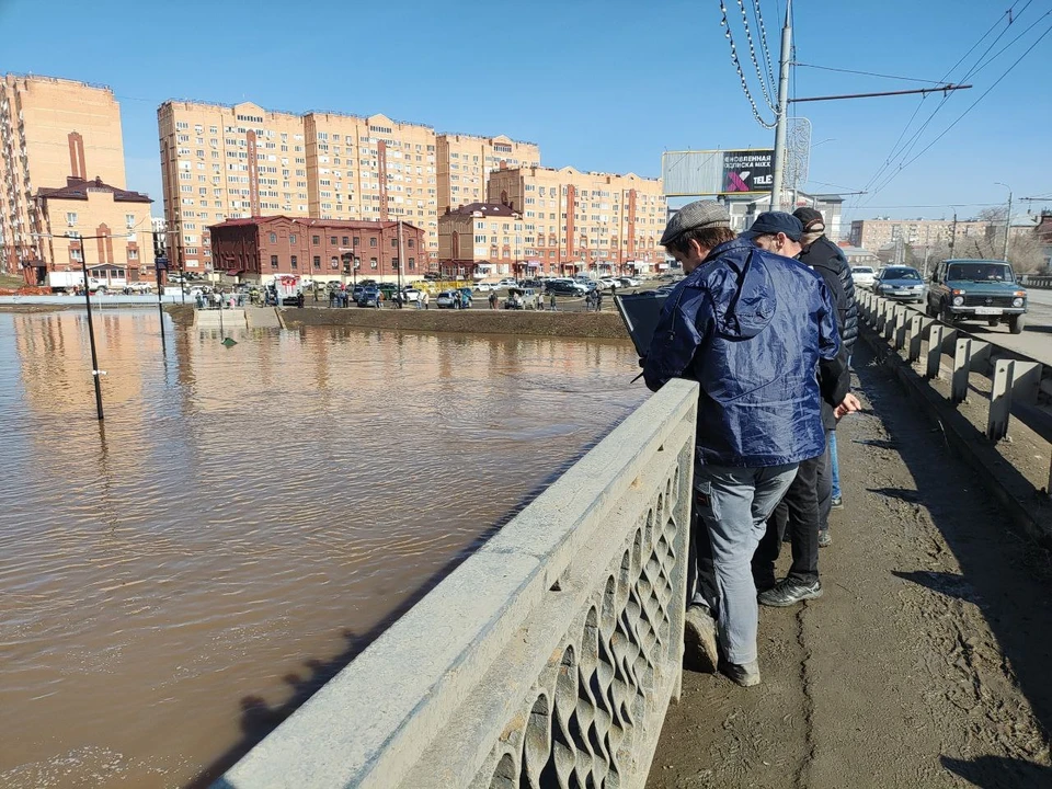 Сейчас идут замеры реки Урал в районе автомобильного моста