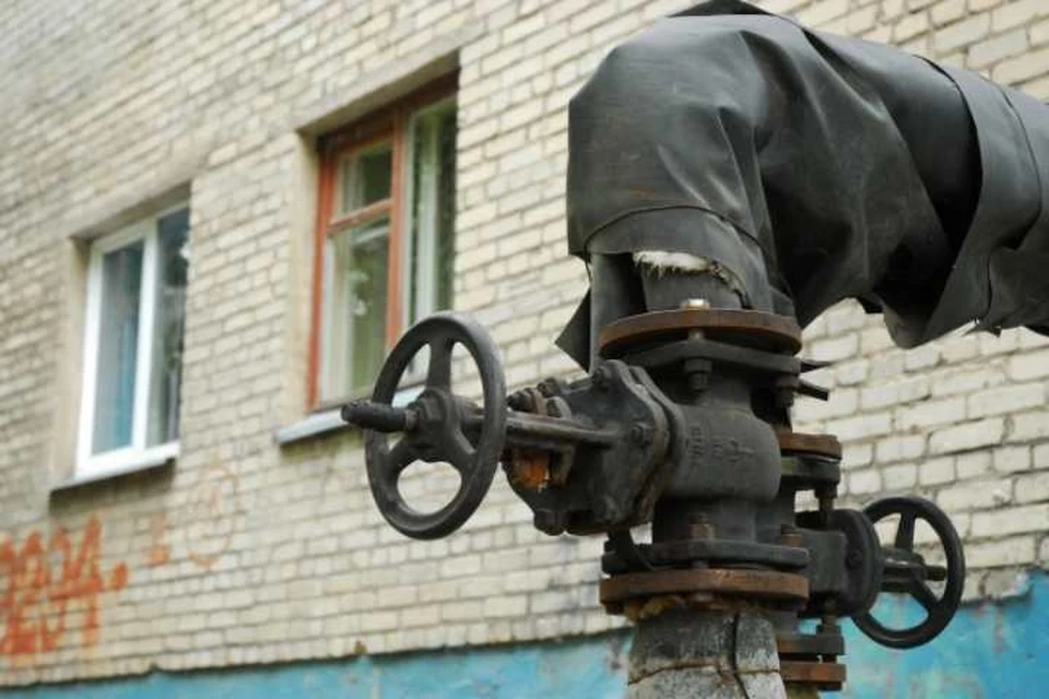 Неизвестные расстреляли трубу теплоснабжения в Байкальске.